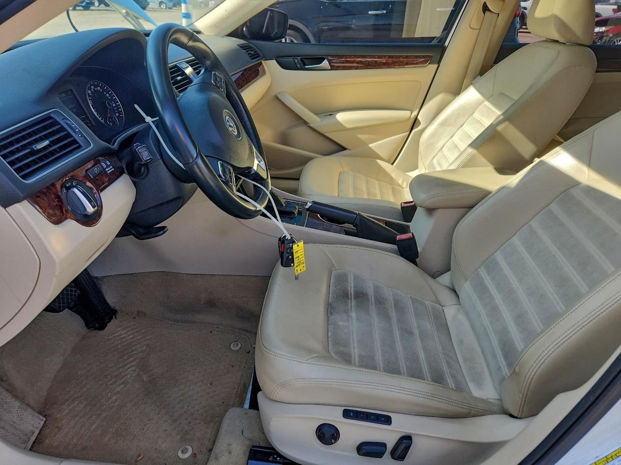 2013 VOLKSWAGEN Passat