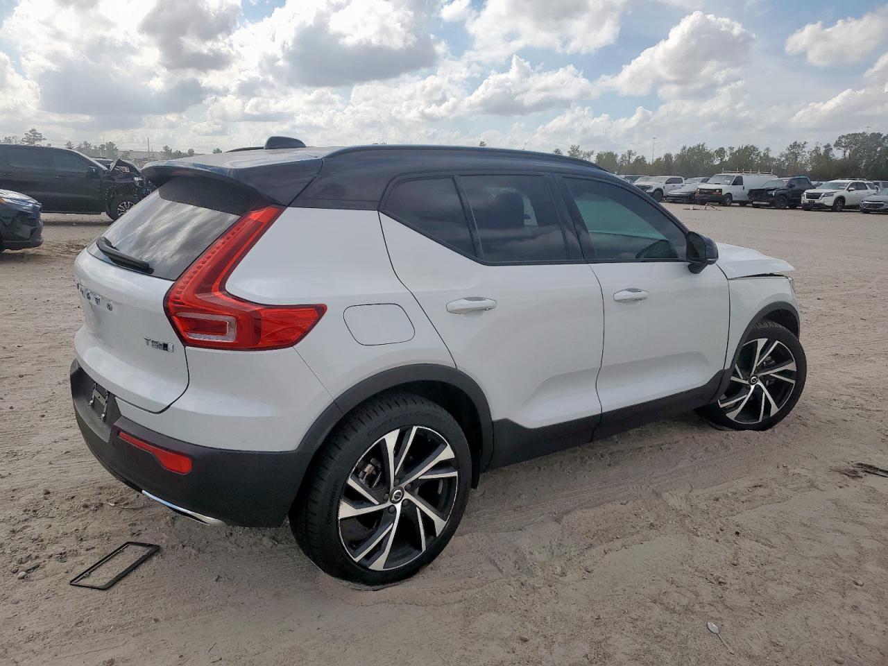 2020 VOLVO XC40