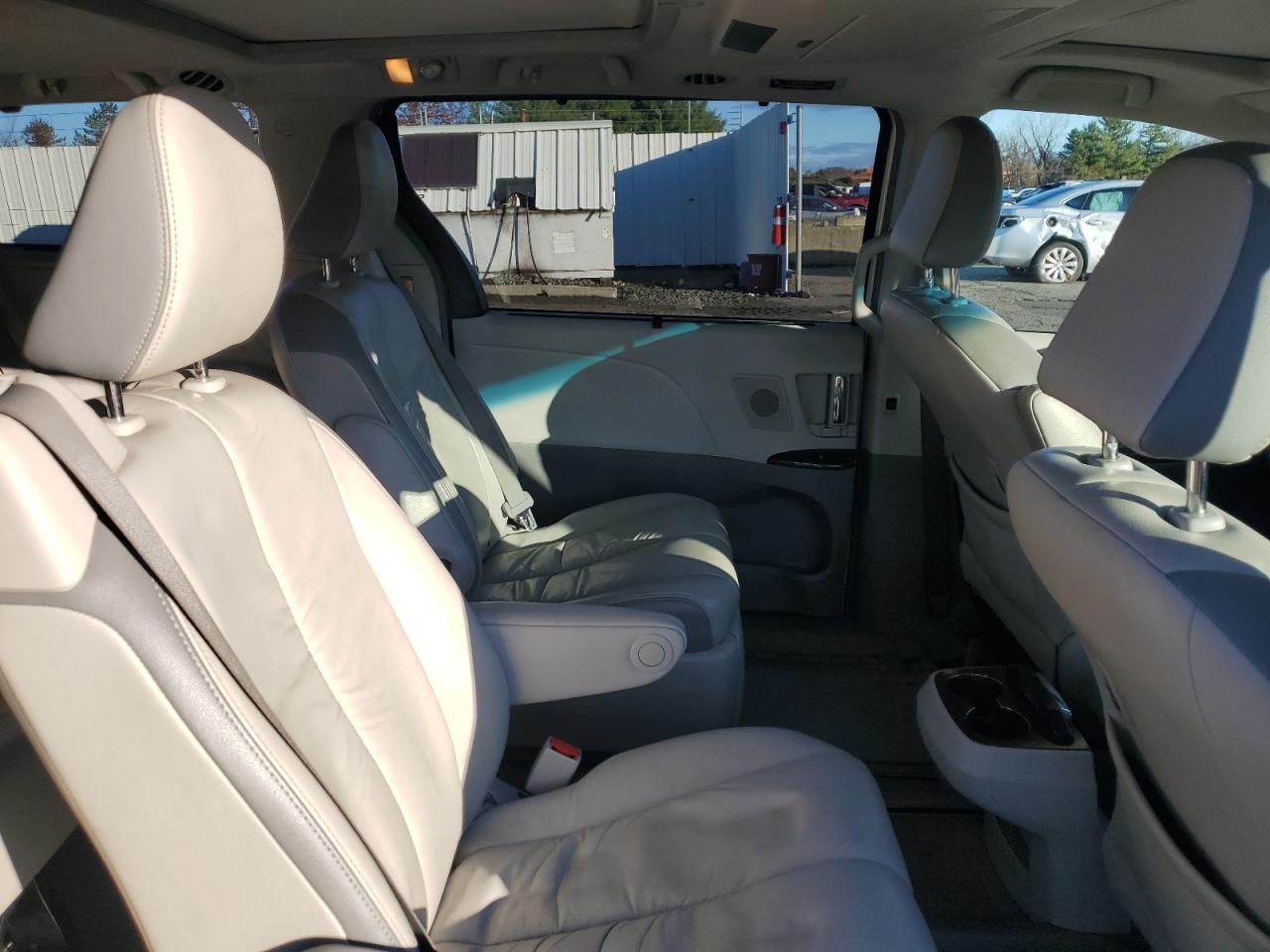 2011 TOYOTA SIENNA