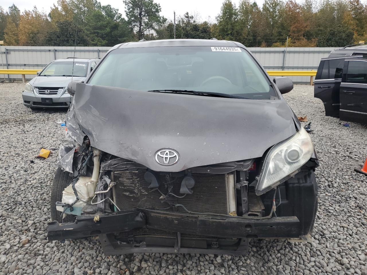 2011 TOYOTA SIENNA