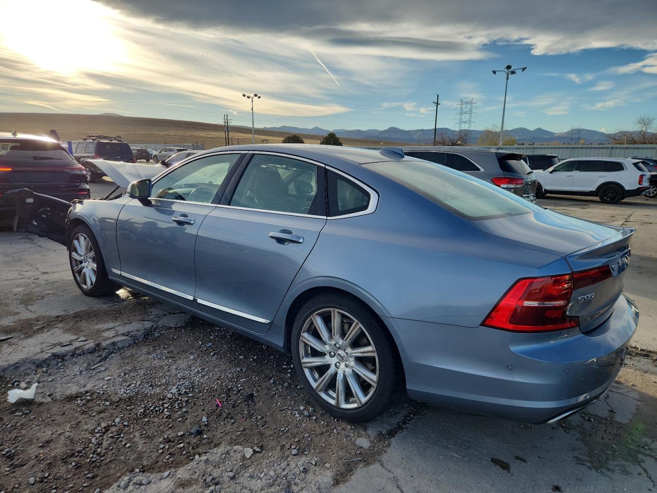 2017 VOLVO S90