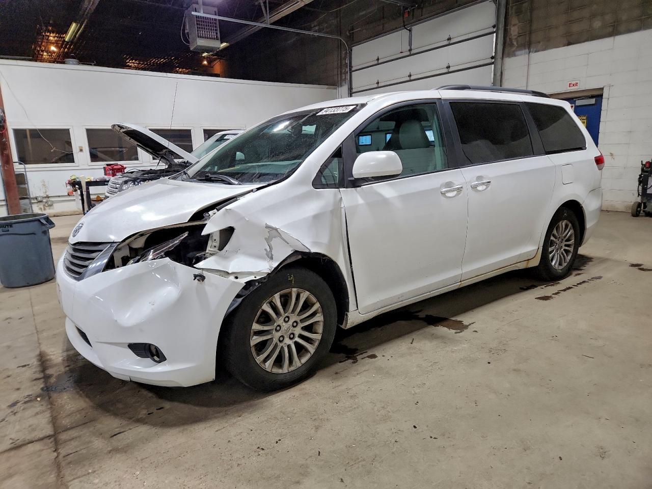 2012 TOYOTA SIENNA