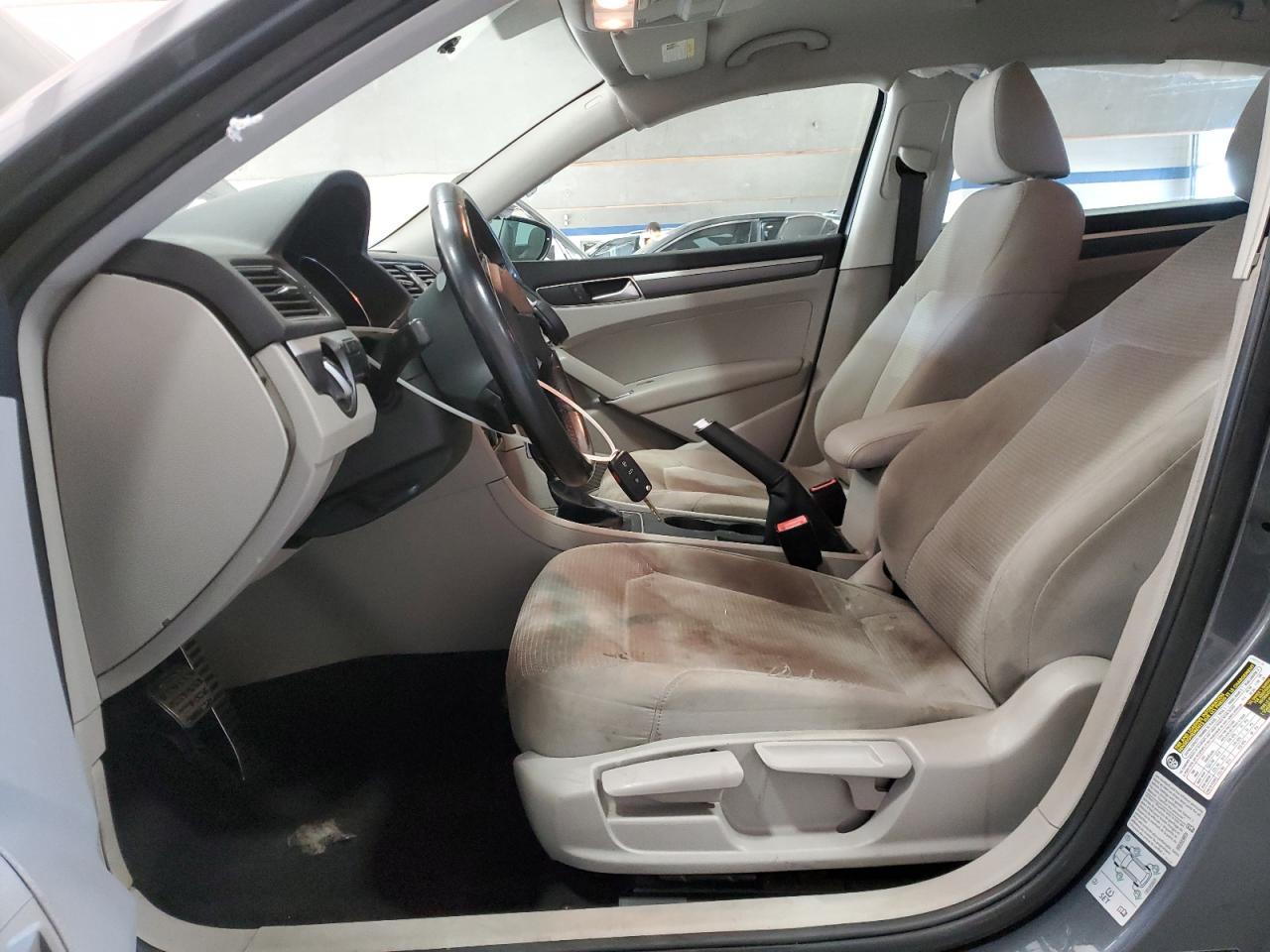2016 VOLKSWAGEN Passat