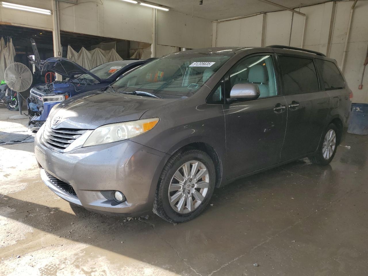 2012 TOYOTA SIENNA