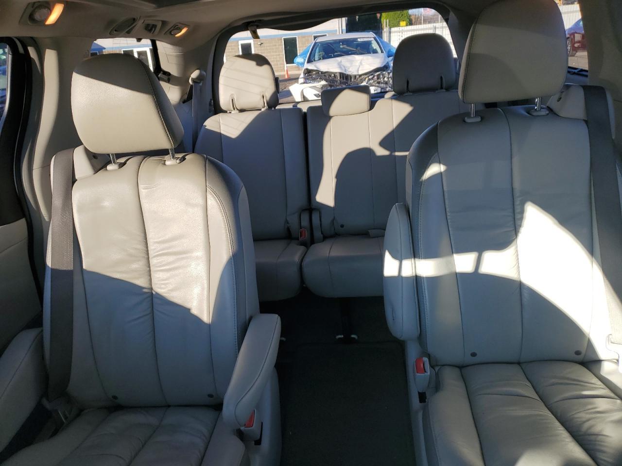 2011 TOYOTA SIENNA