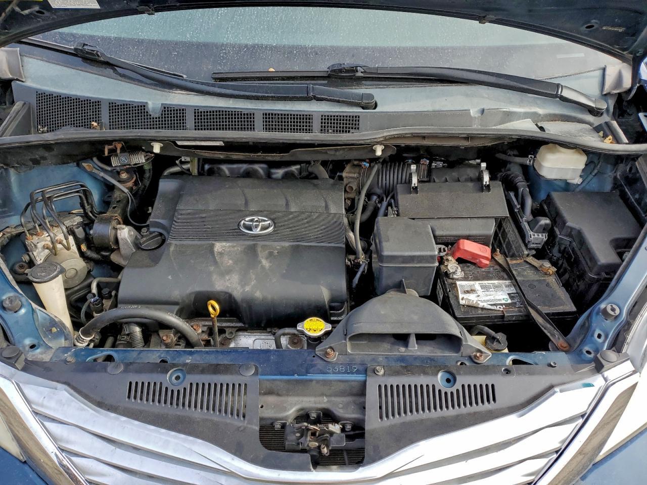 2011 TOYOTA SIENNA