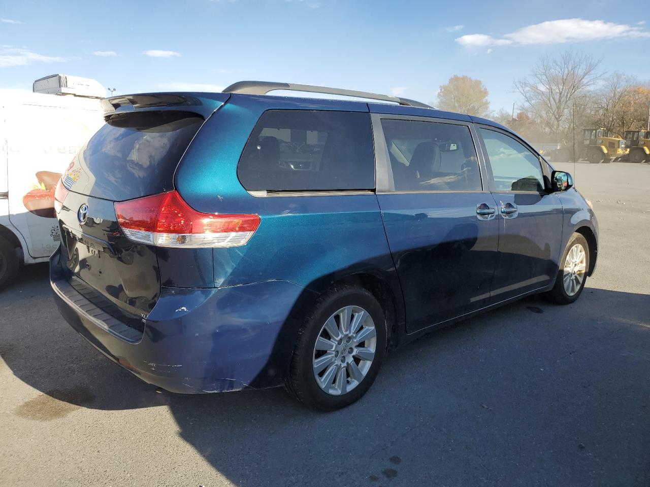 2011 TOYOTA SIENNA