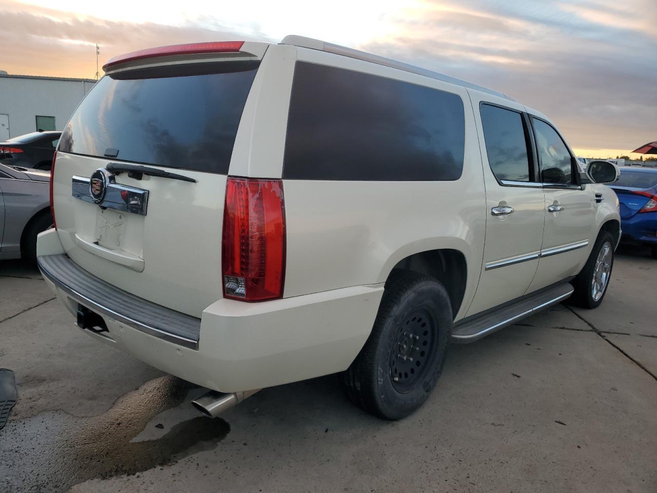 2011 CADILLAC Escalade ESV