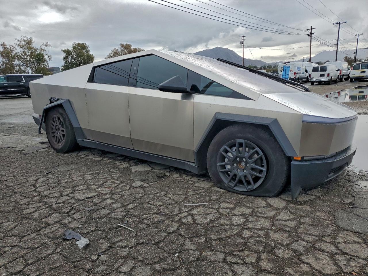2025 TESLA Cybertruck