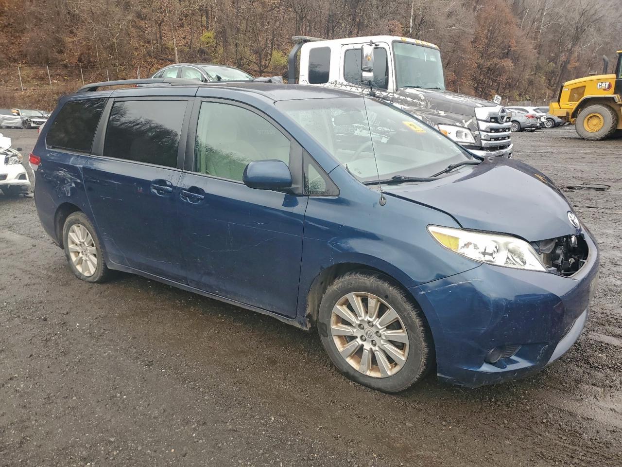 2012 TOYOTA SIENNA