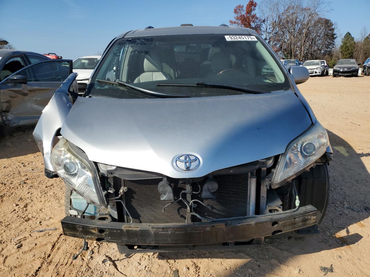 2011 TOYOTA SIENNA