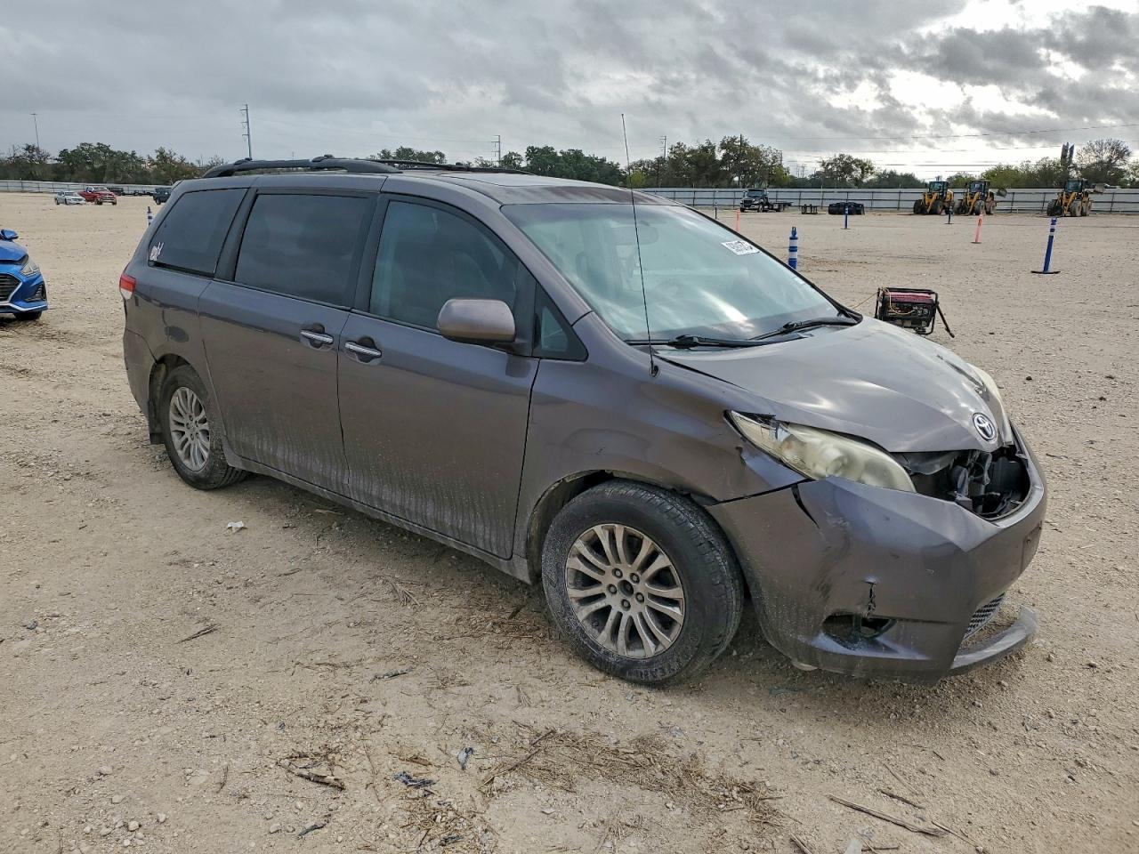 2013 TOYOTA SIENNA