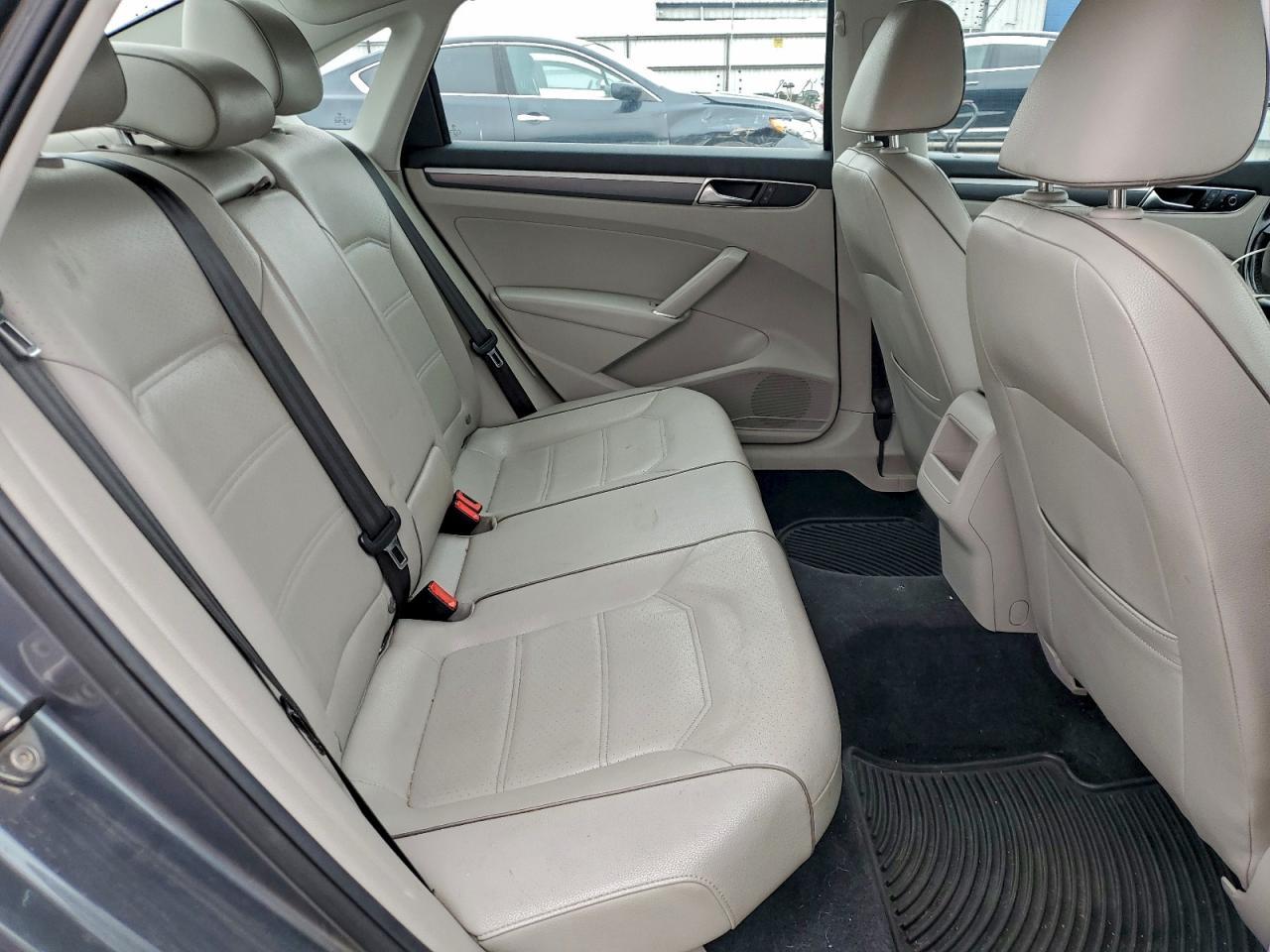 2017 VOLKSWAGEN Passat