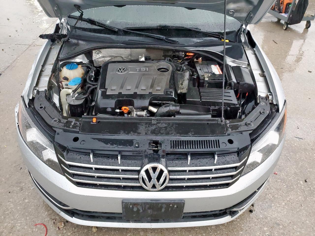 2013 VOLKSWAGEN Passat