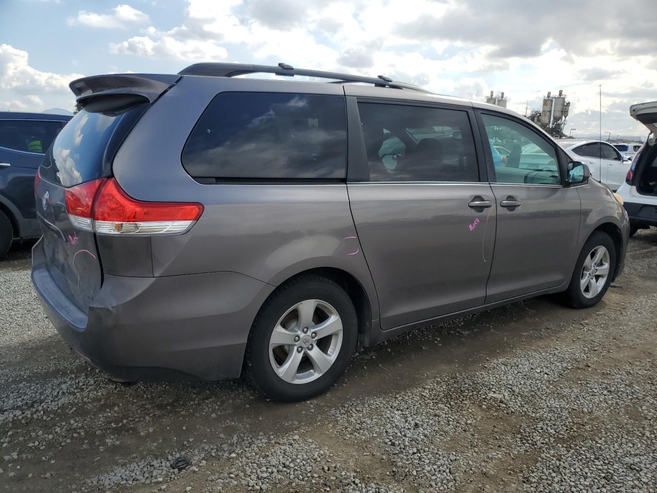 2011 TOYOTA SIENNA