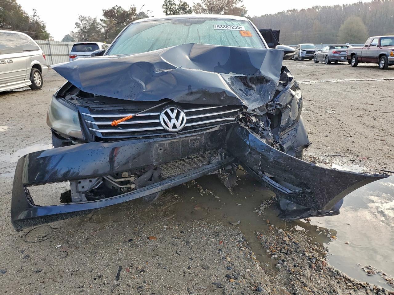 2012 VOLKSWAGEN Passat