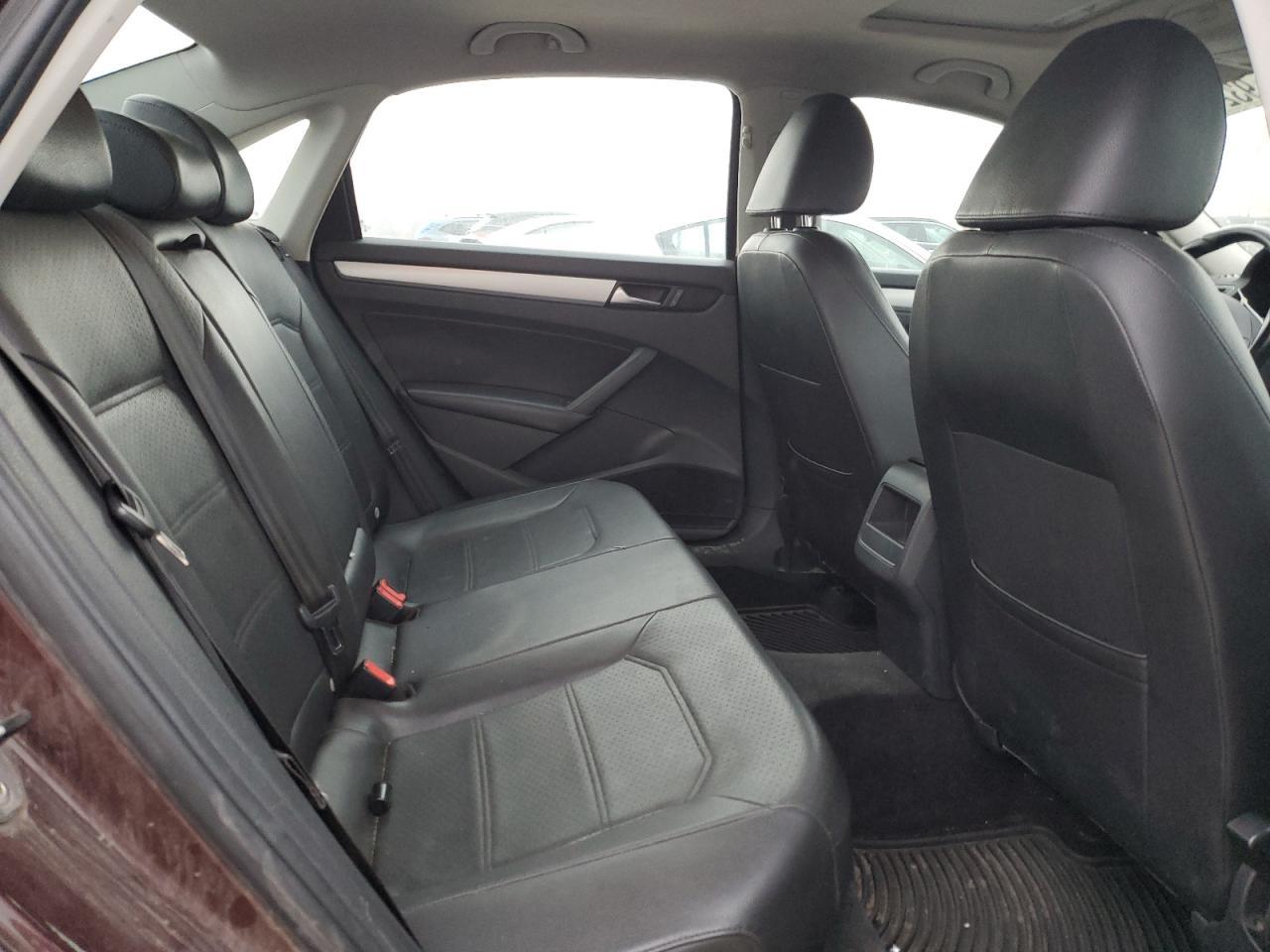 2012 VOLKSWAGEN Passat