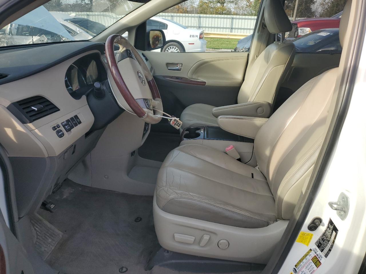 2013 TOYOTA SIENNA