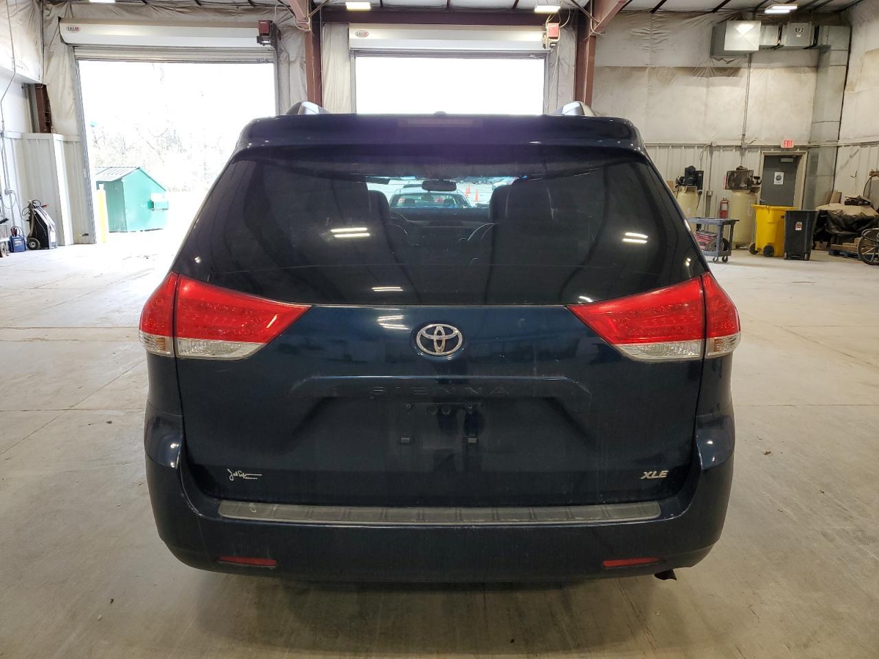 2011 TOYOTA SIENNA