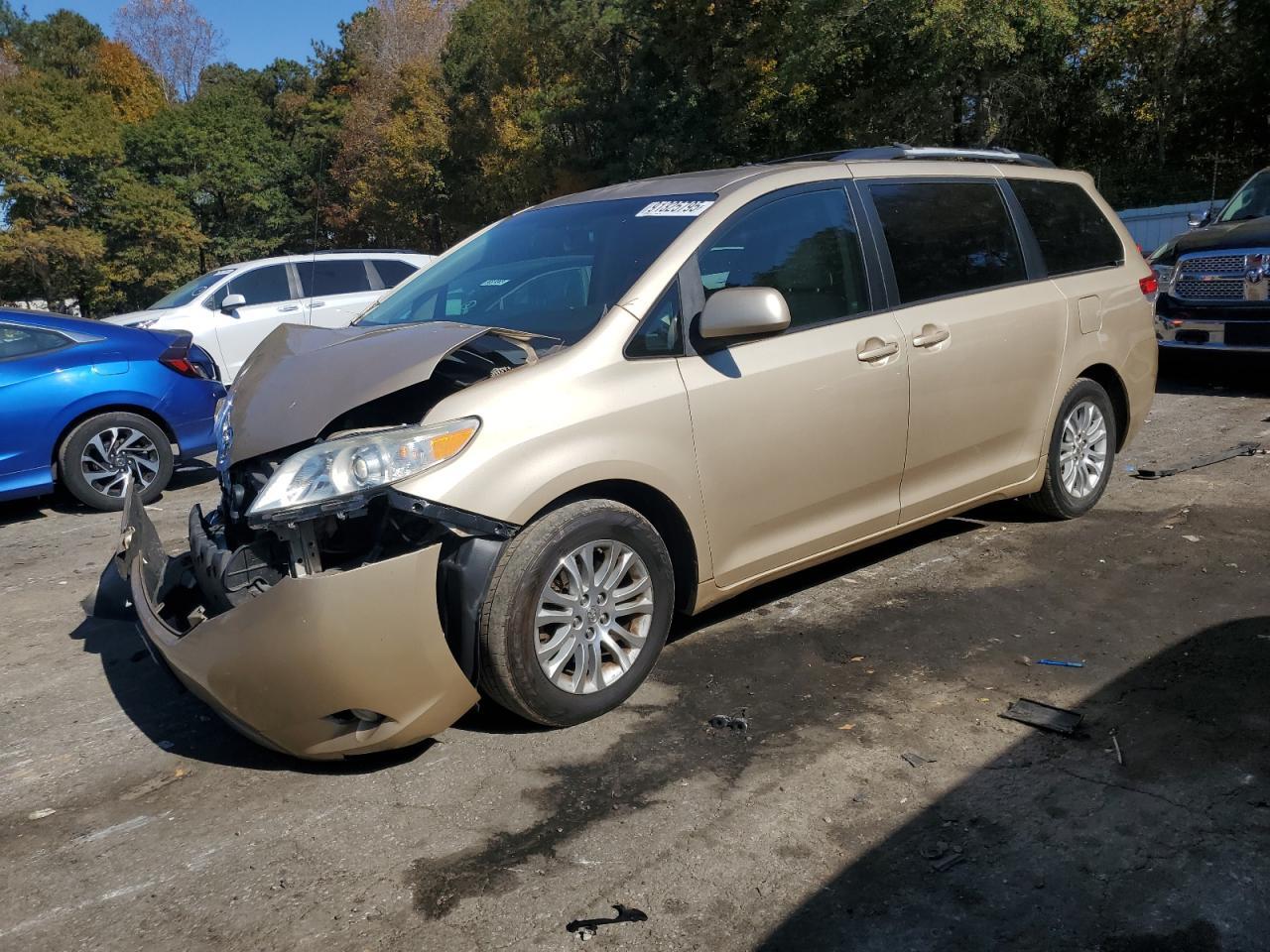 2011 TOYOTA SIENNA