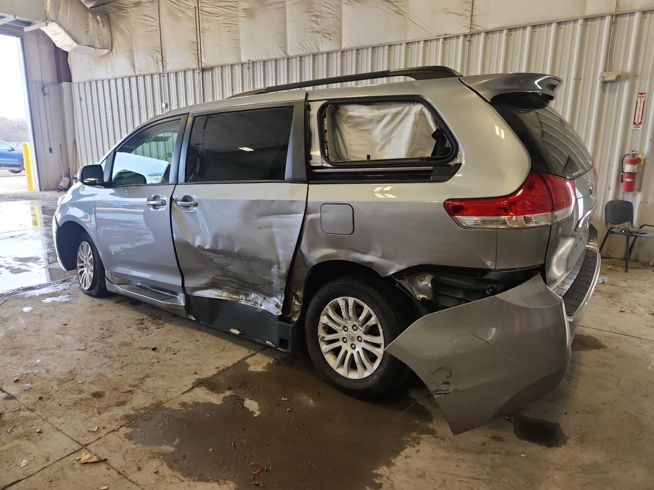 2013 TOYOTA SIENNA
