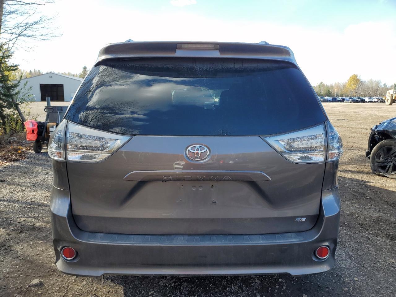 2011 TOYOTA SIENNA