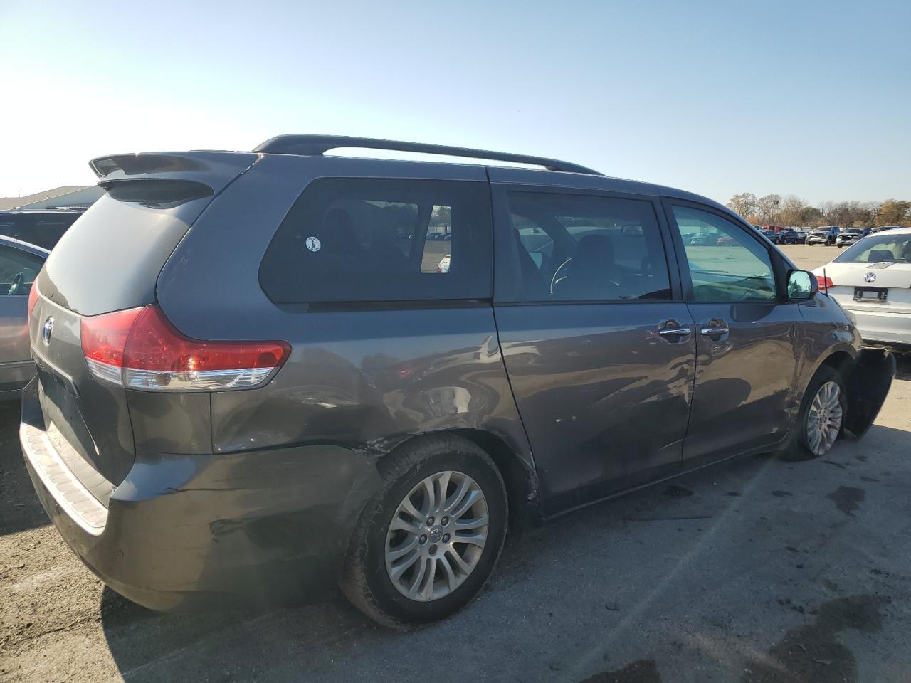 2014 TOYOTA SIENNA