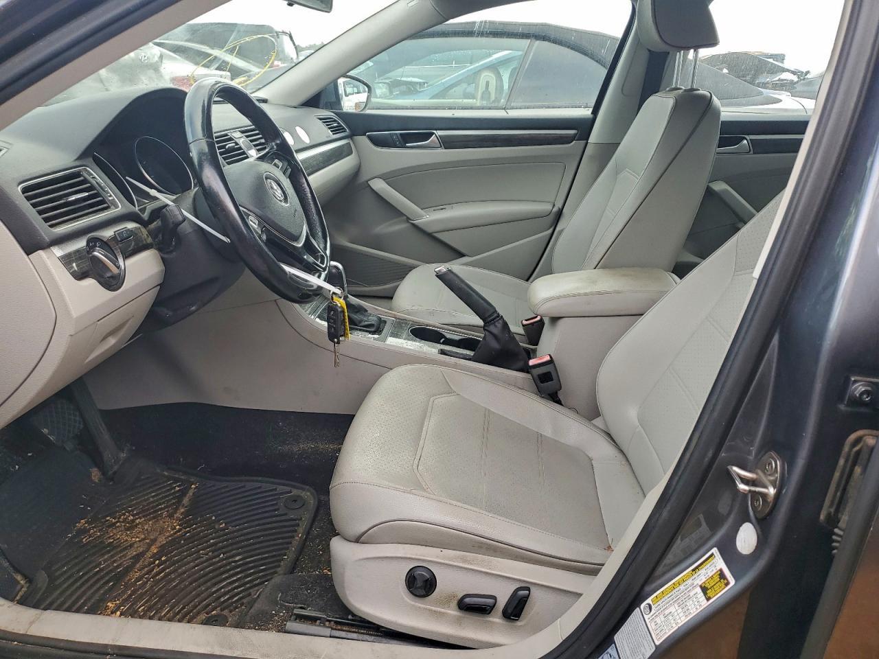 2016 VOLKSWAGEN Passat