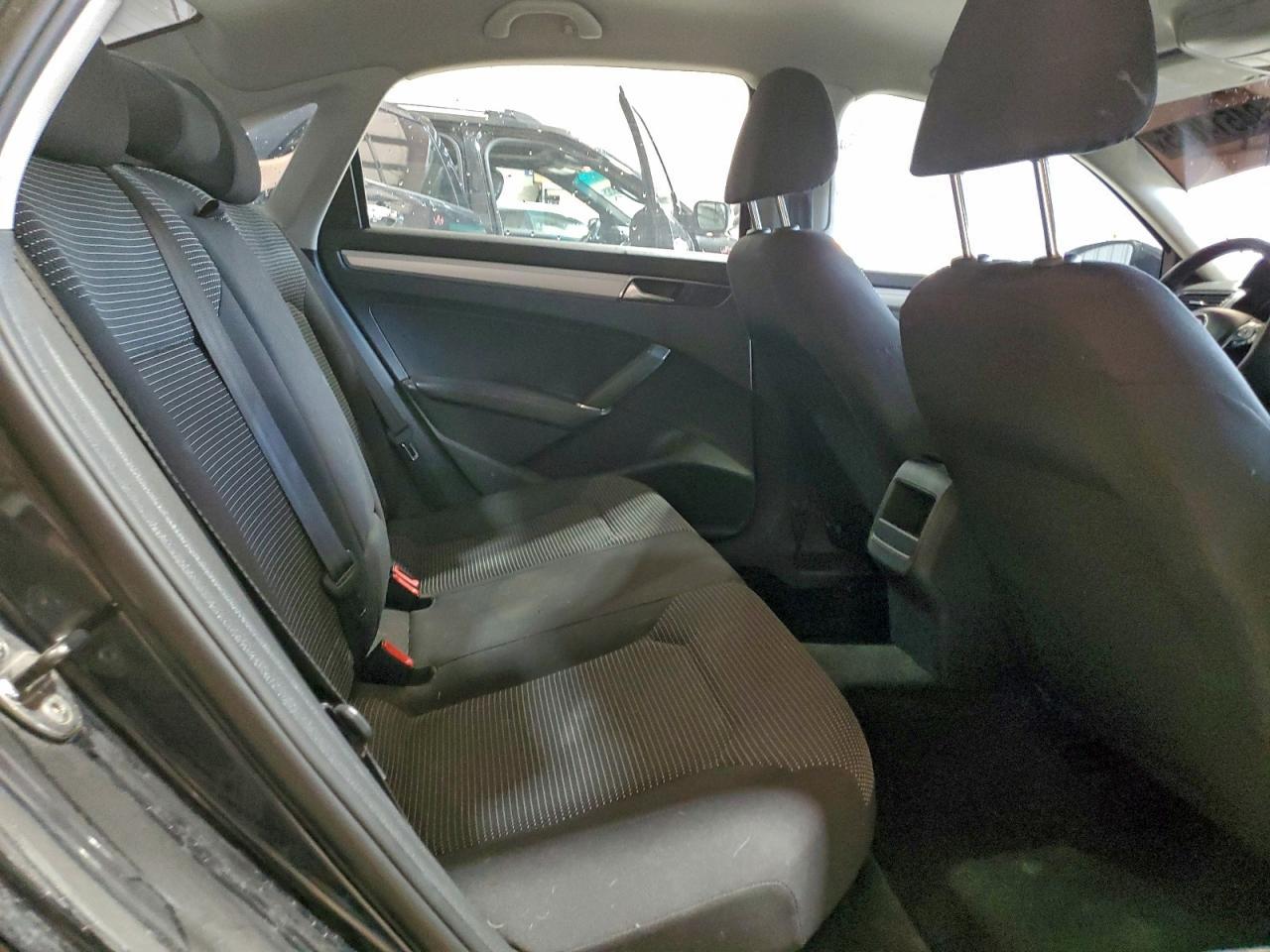 2017 VOLKSWAGEN Passat