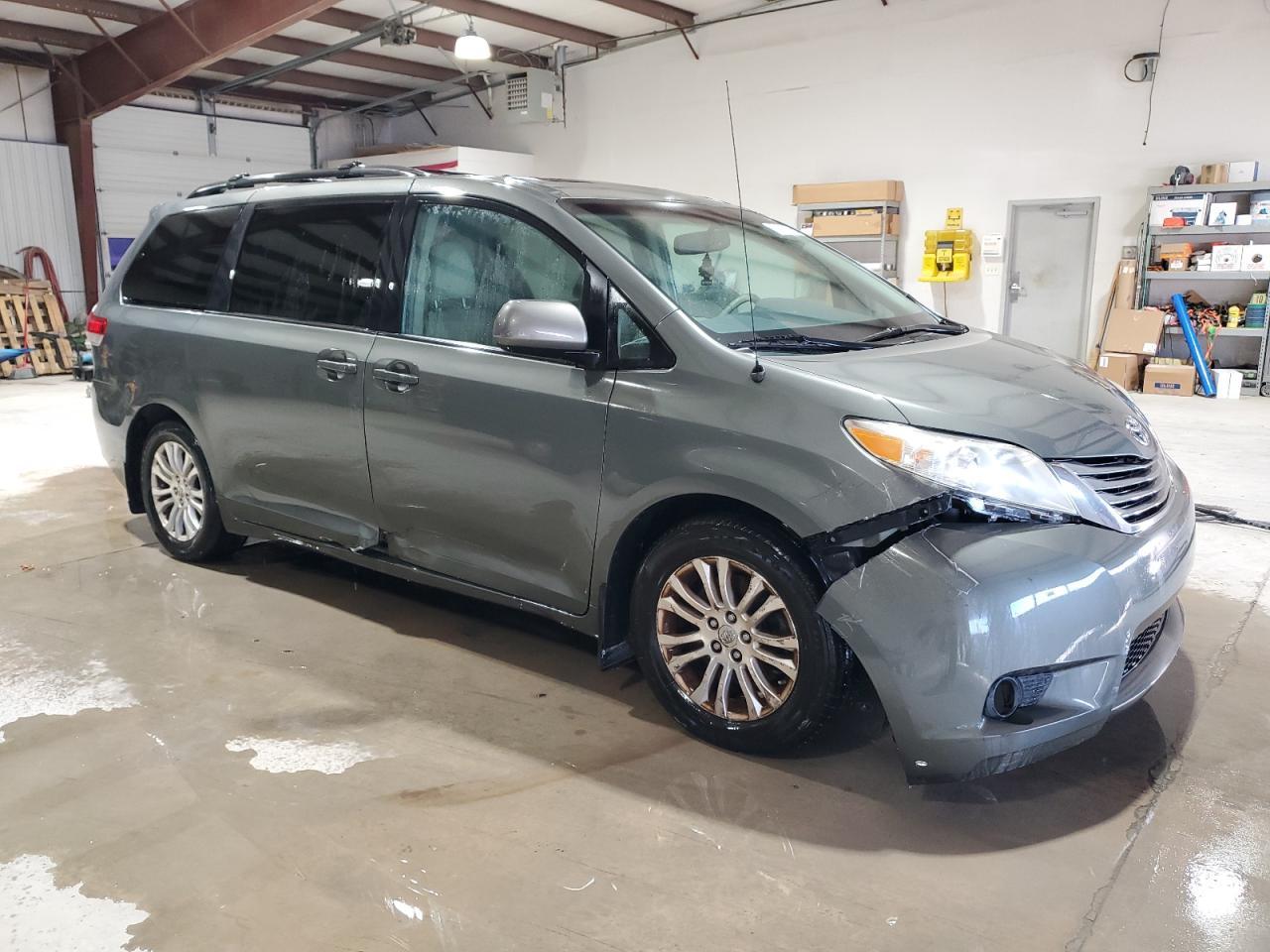 2013 TOYOTA SIENNA