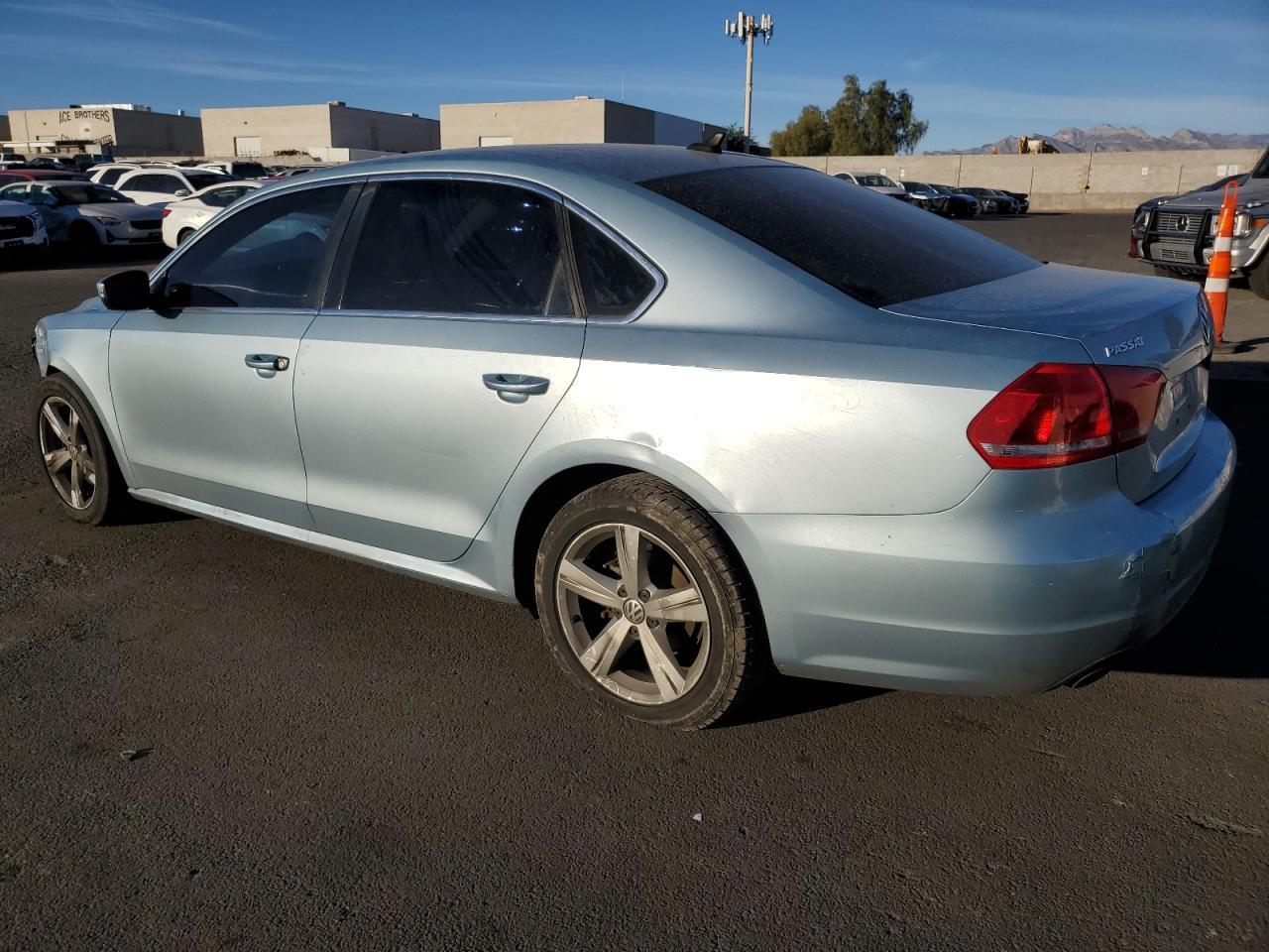 2013 VOLKSWAGEN Passat