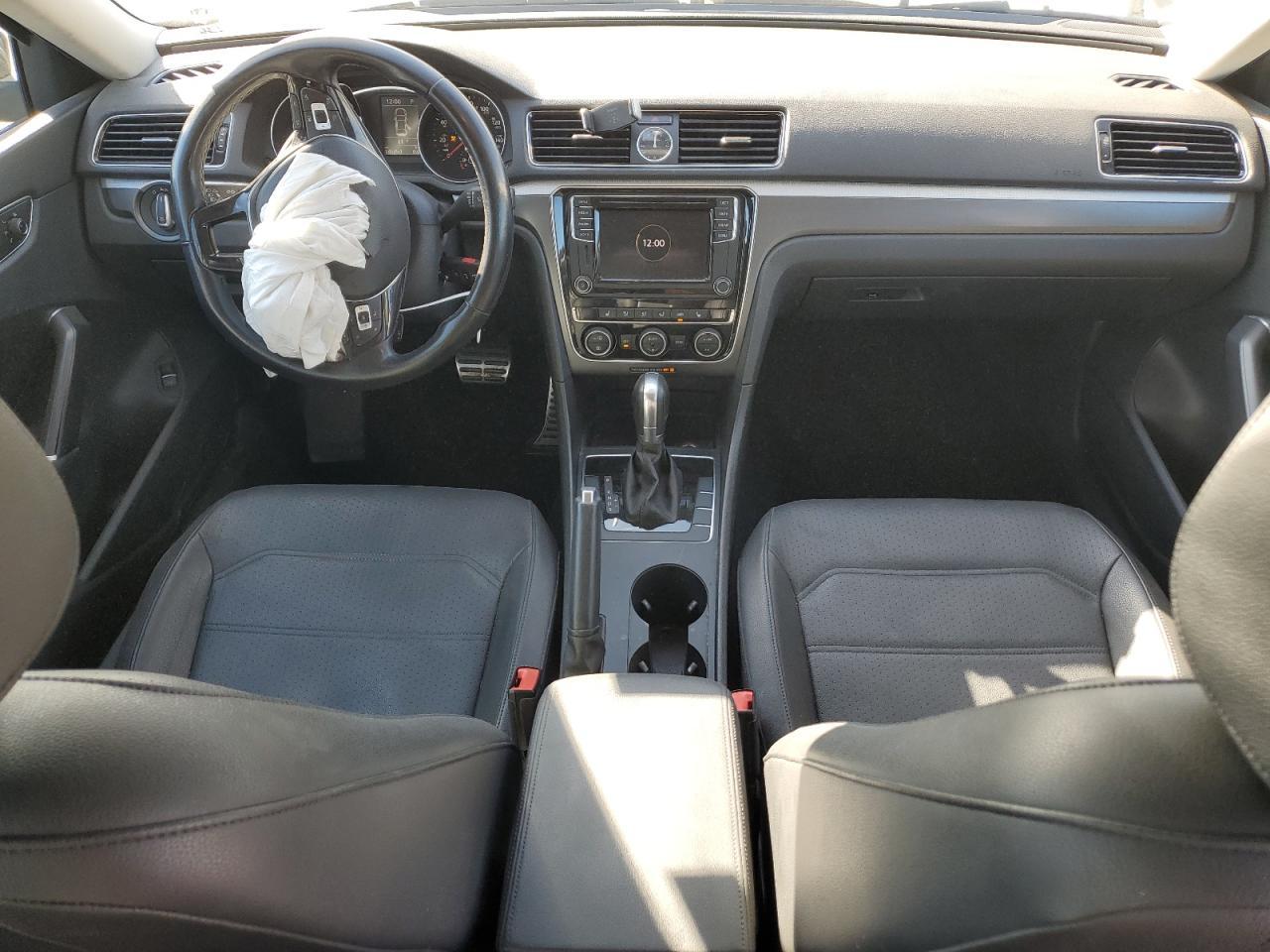 2017 VOLKSWAGEN Passat