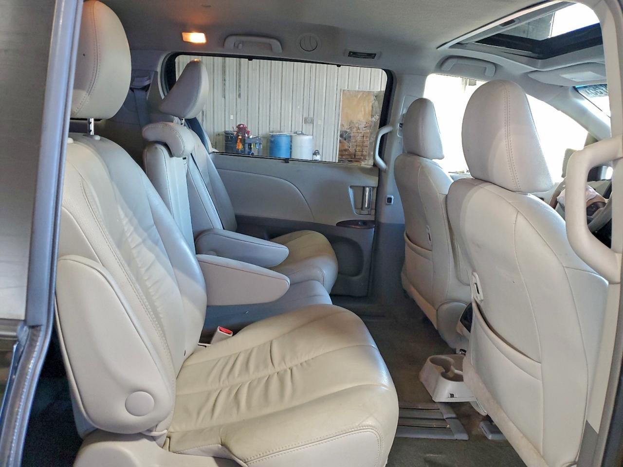 2012 TOYOTA SIENNA