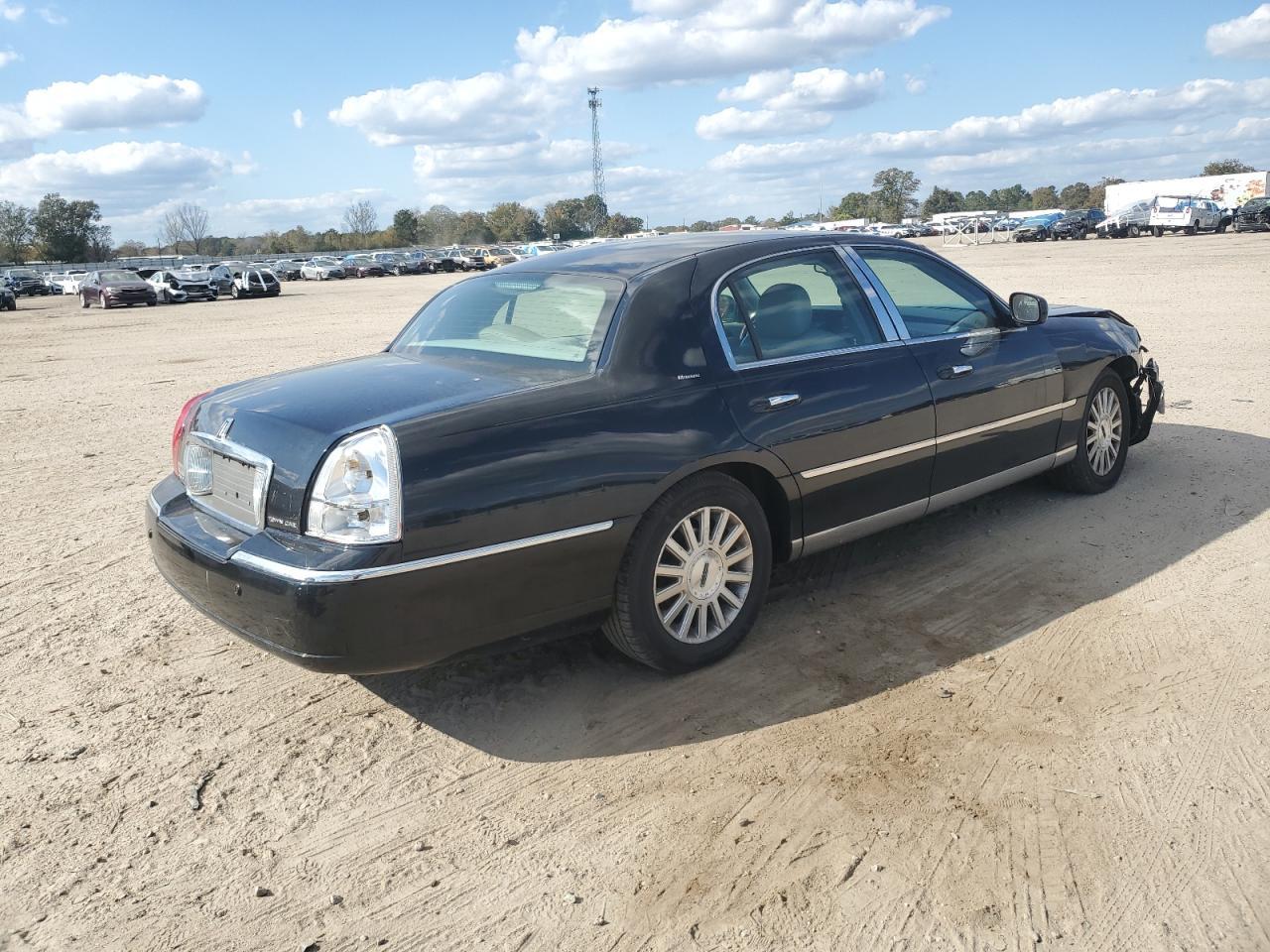 2004 LINCOLN Town Car