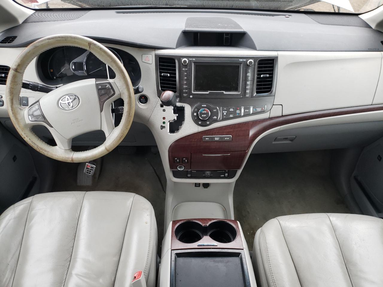 2011 TOYOTA SIENNA
