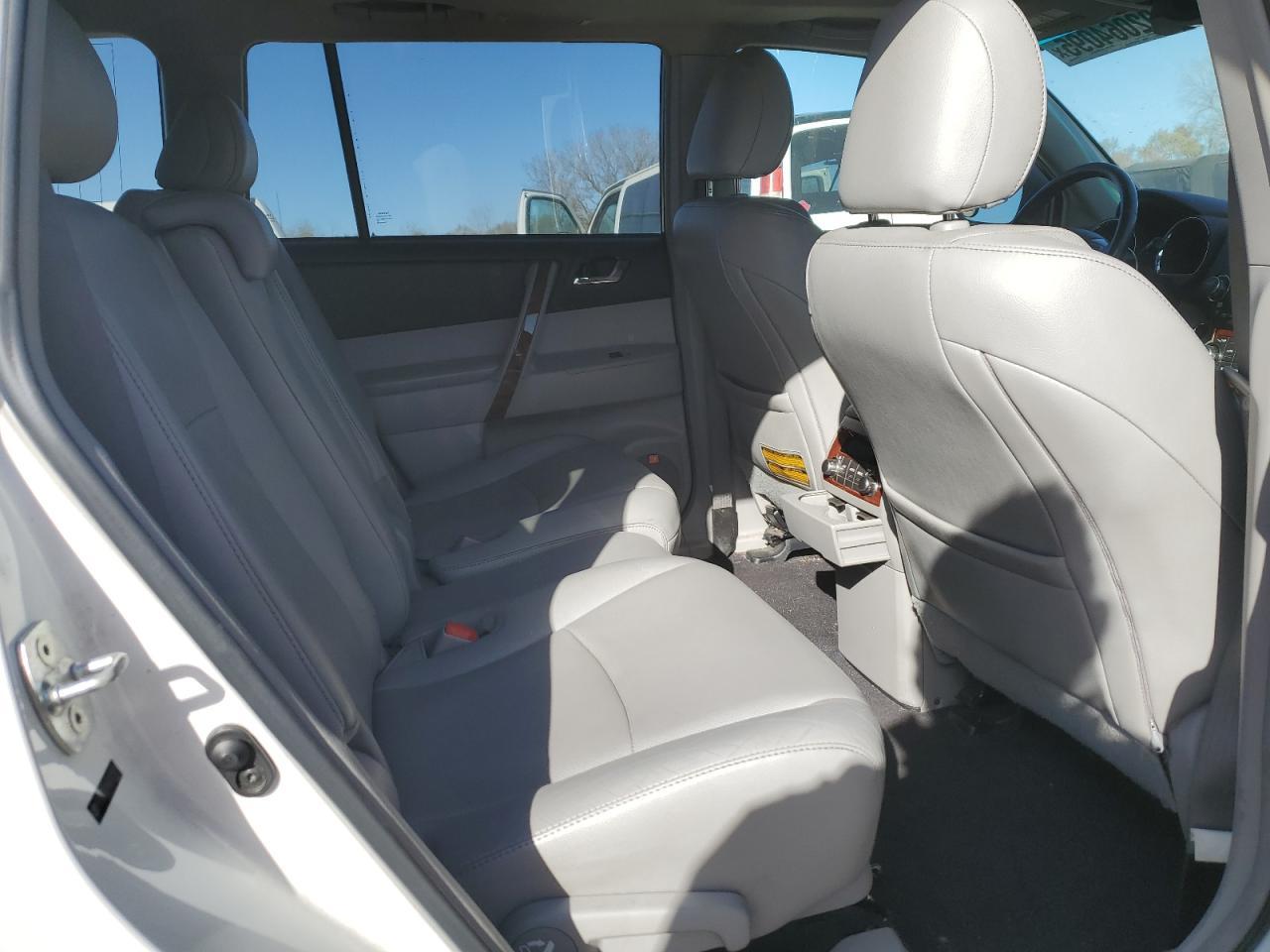 2011 TOYOTA HIGHLANDER