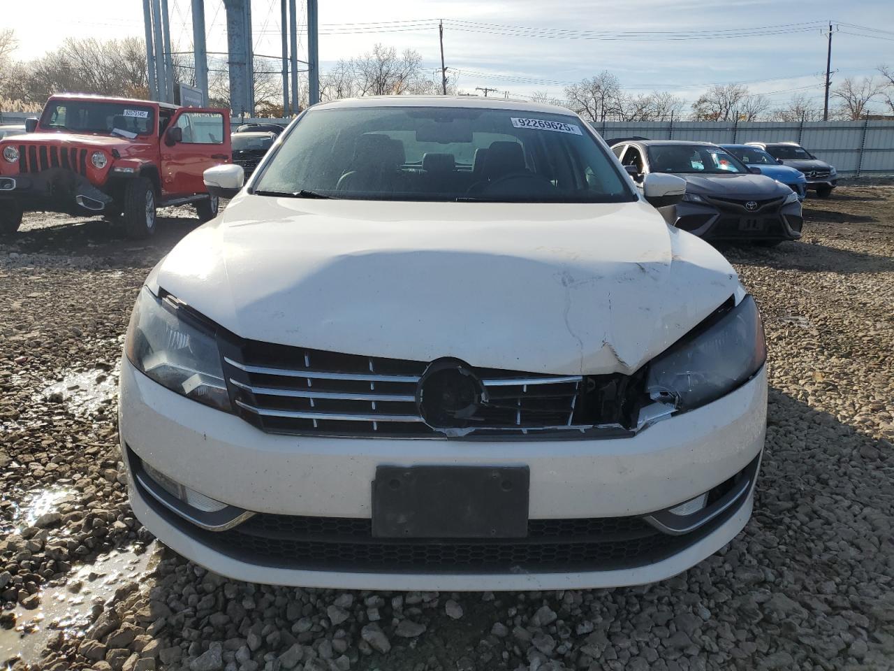 2013 VOLKSWAGEN Passat