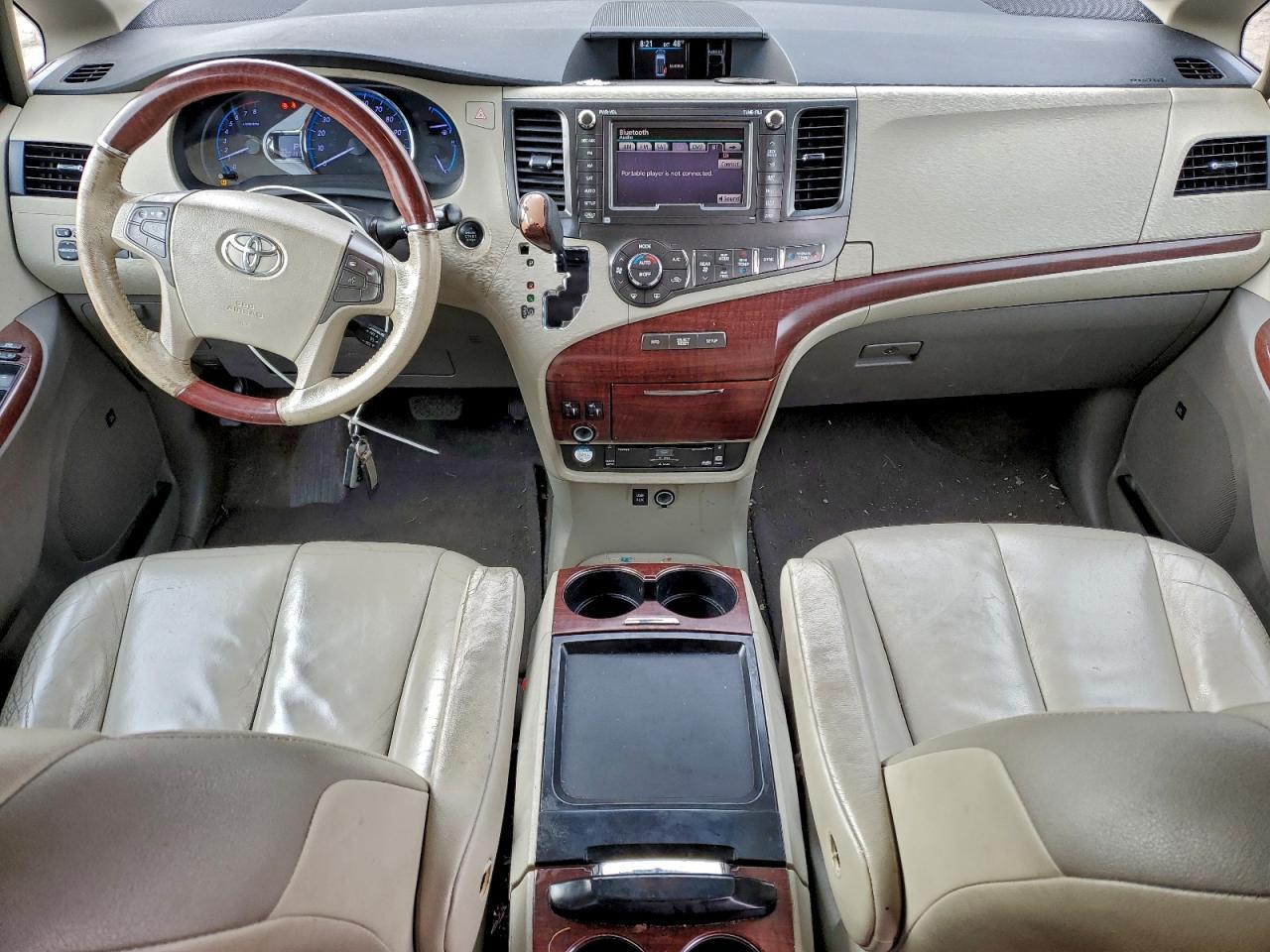 2011 TOYOTA SIENNA