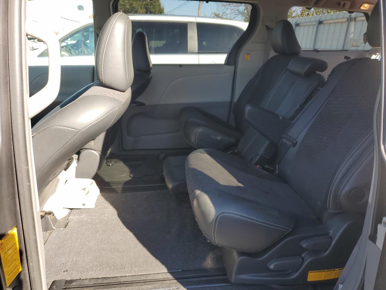 2011 TOYOTA SIENNA