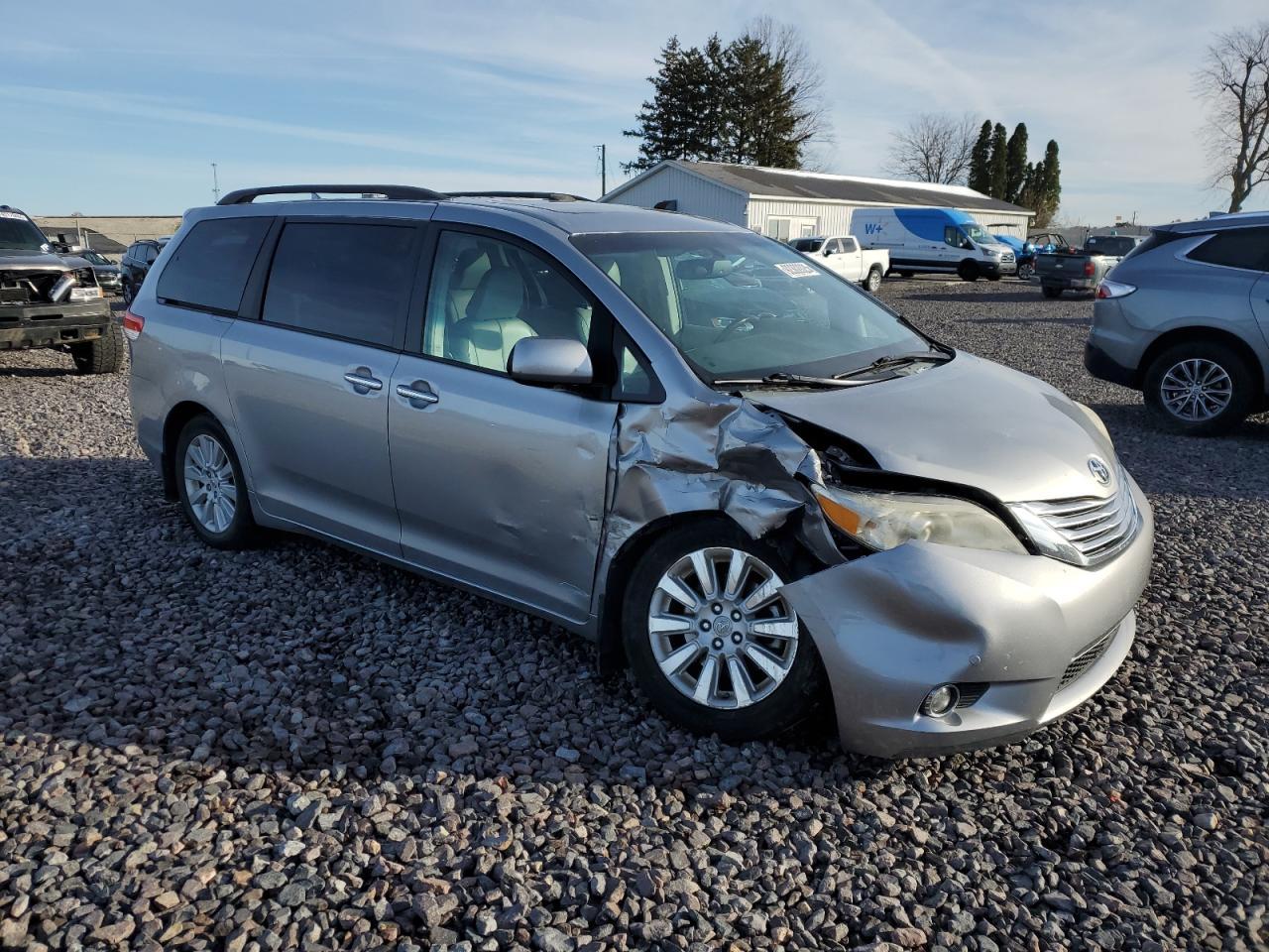 2011 TOYOTA SIENNA