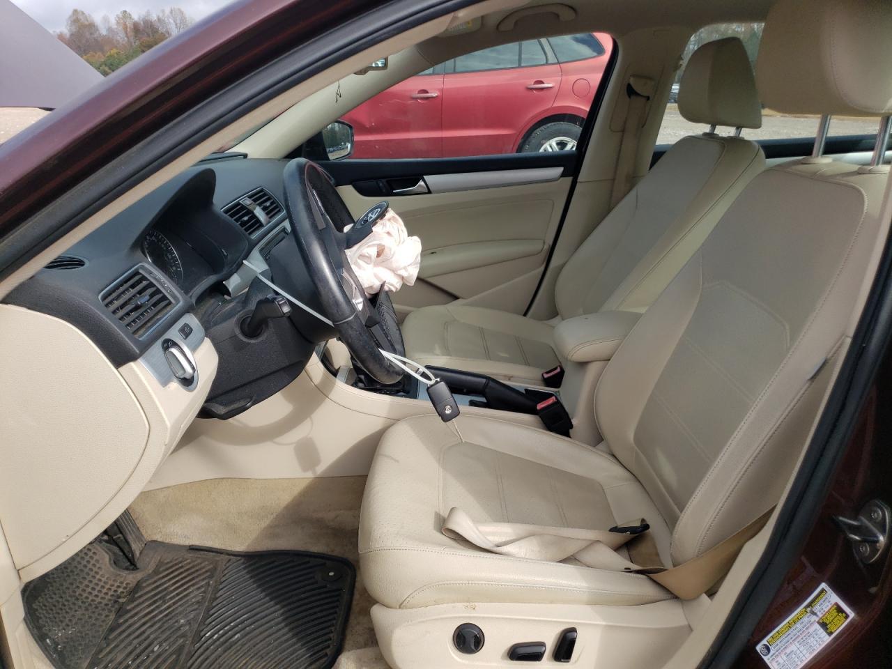 2013 VOLKSWAGEN Passat