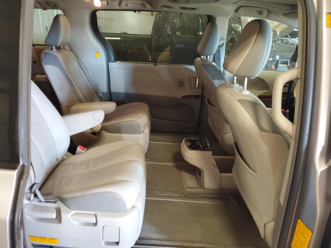 2012 TOYOTA SIENNA