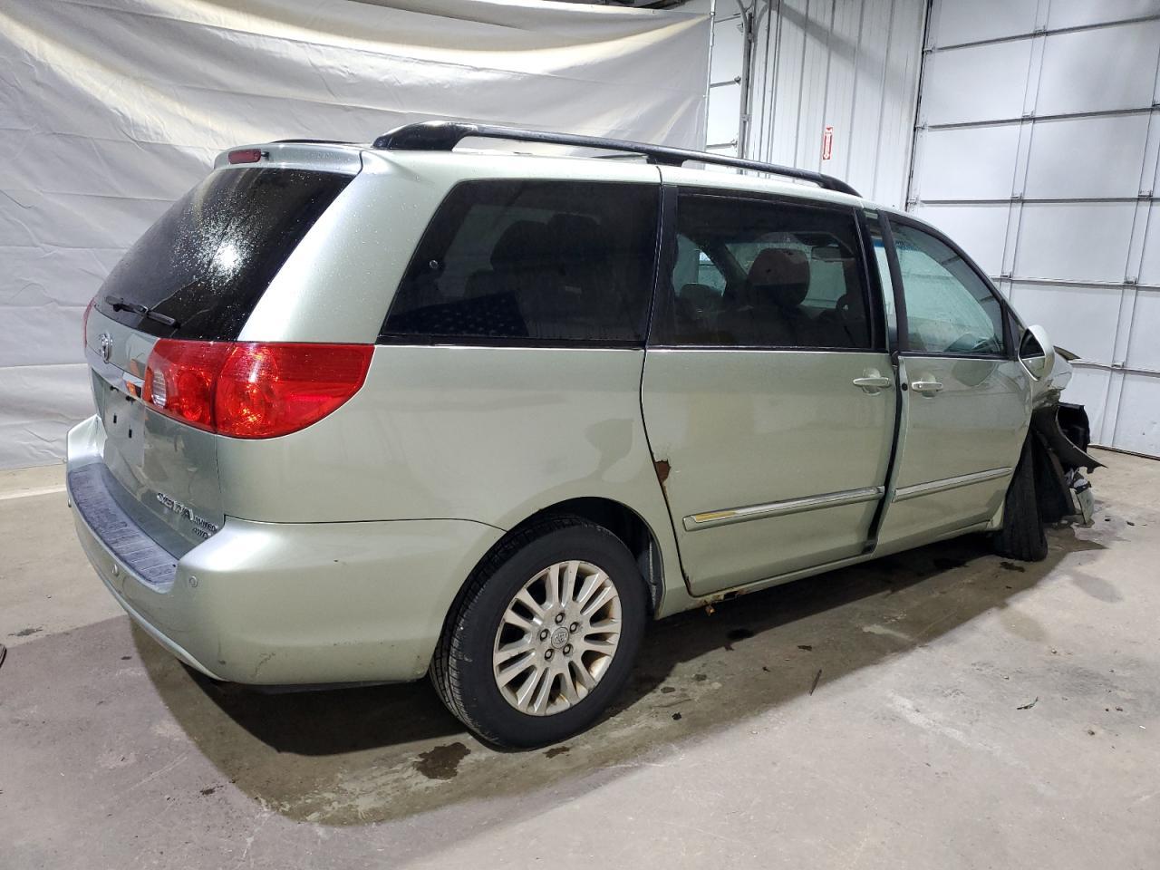 2010 TOYOTA SIENNA