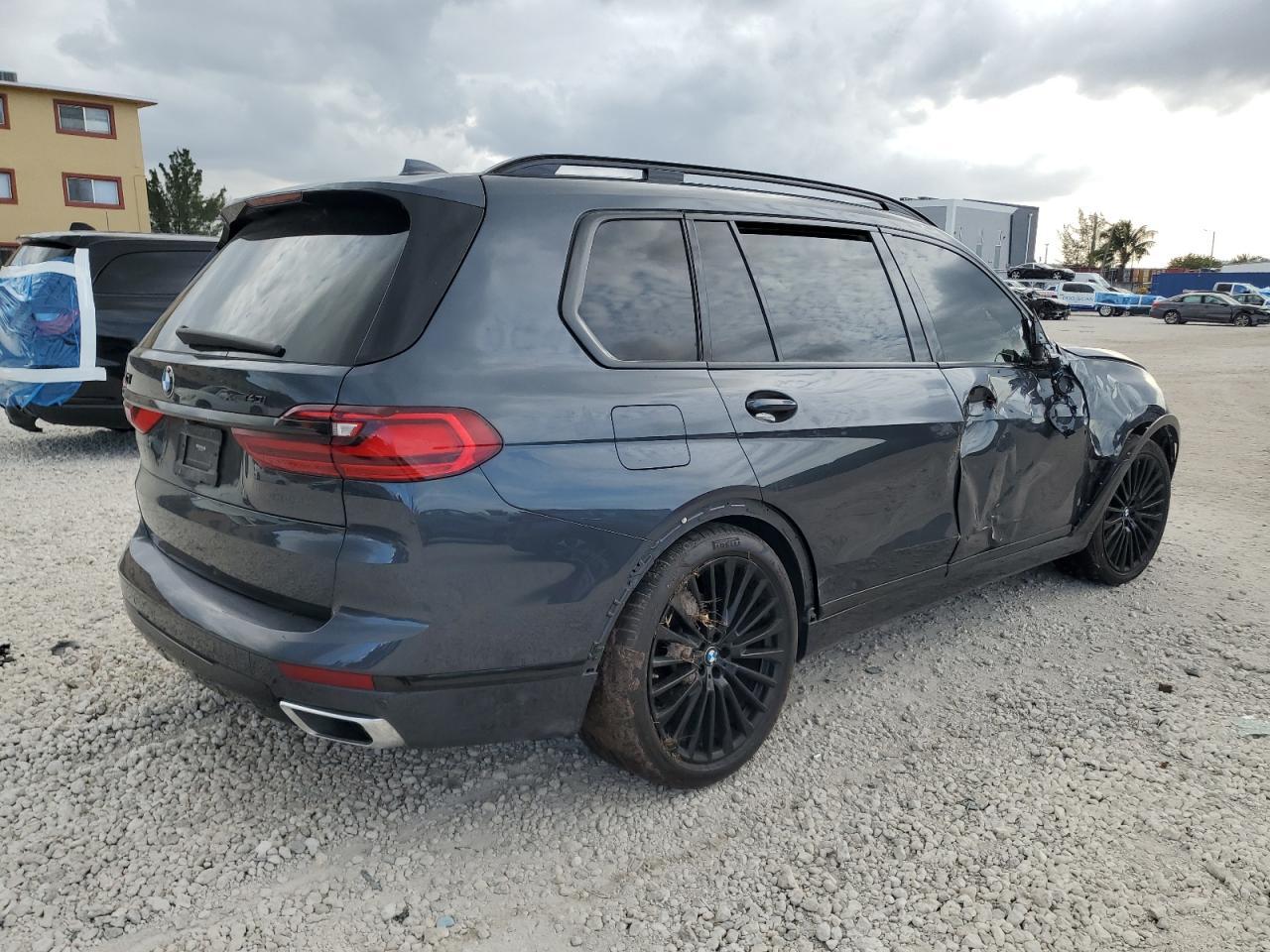 2022 BMW X7