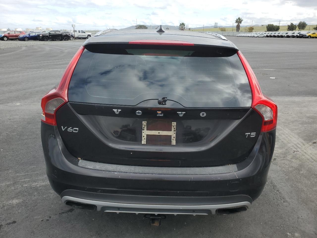 2015 VOLVO V60