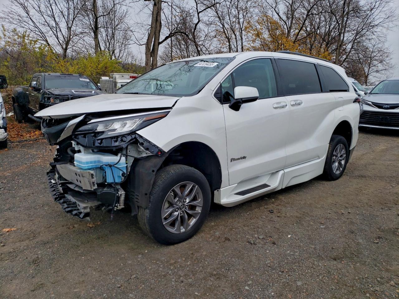 2023 TOYOTA SIENNA