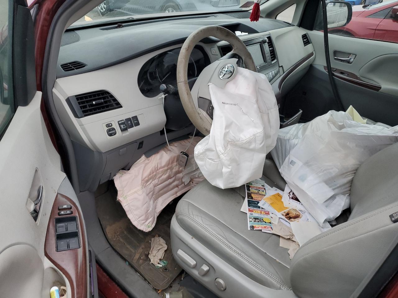 2012 TOYOTA SIENNA