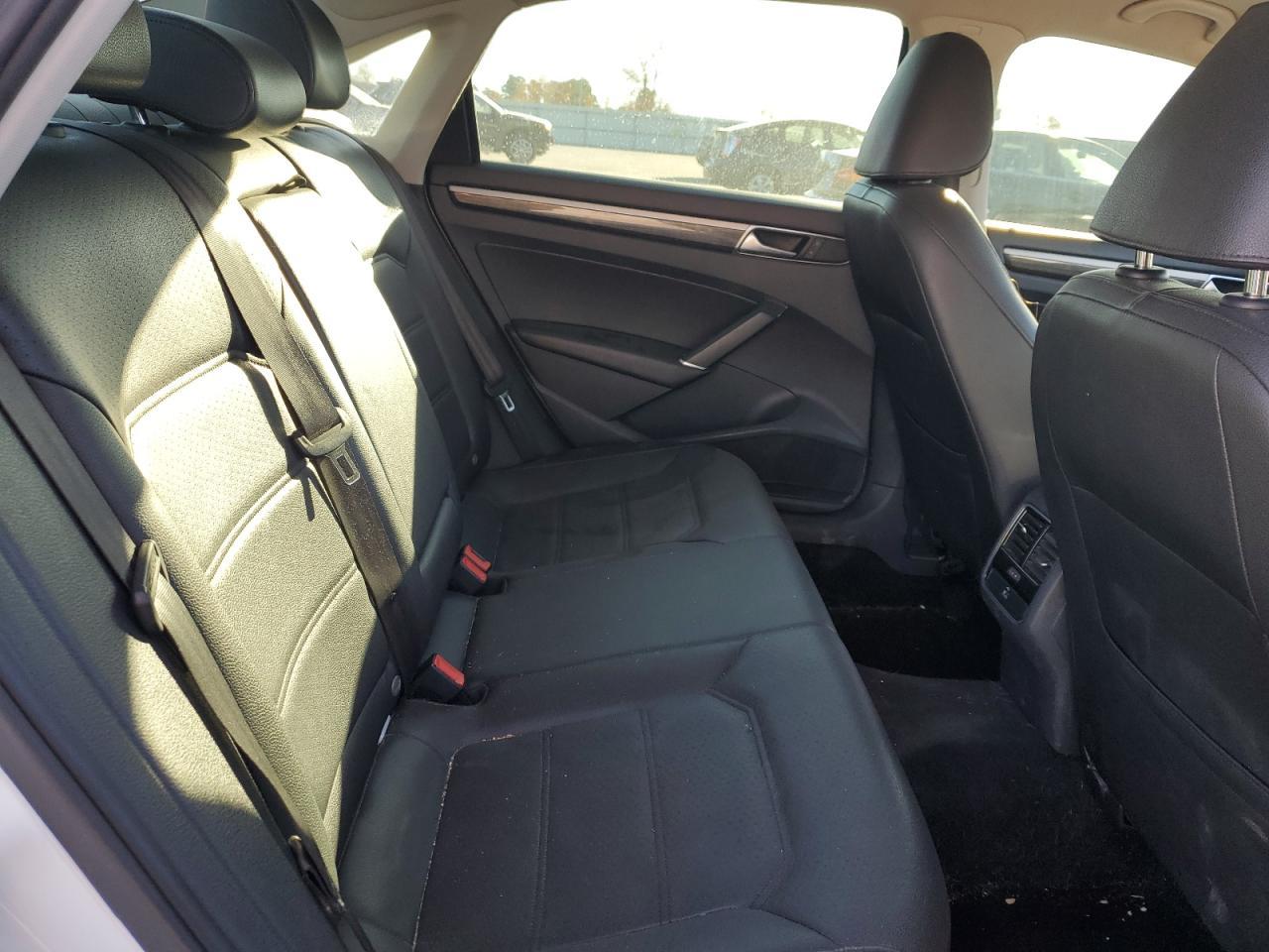 2016 VOLKSWAGEN Passat