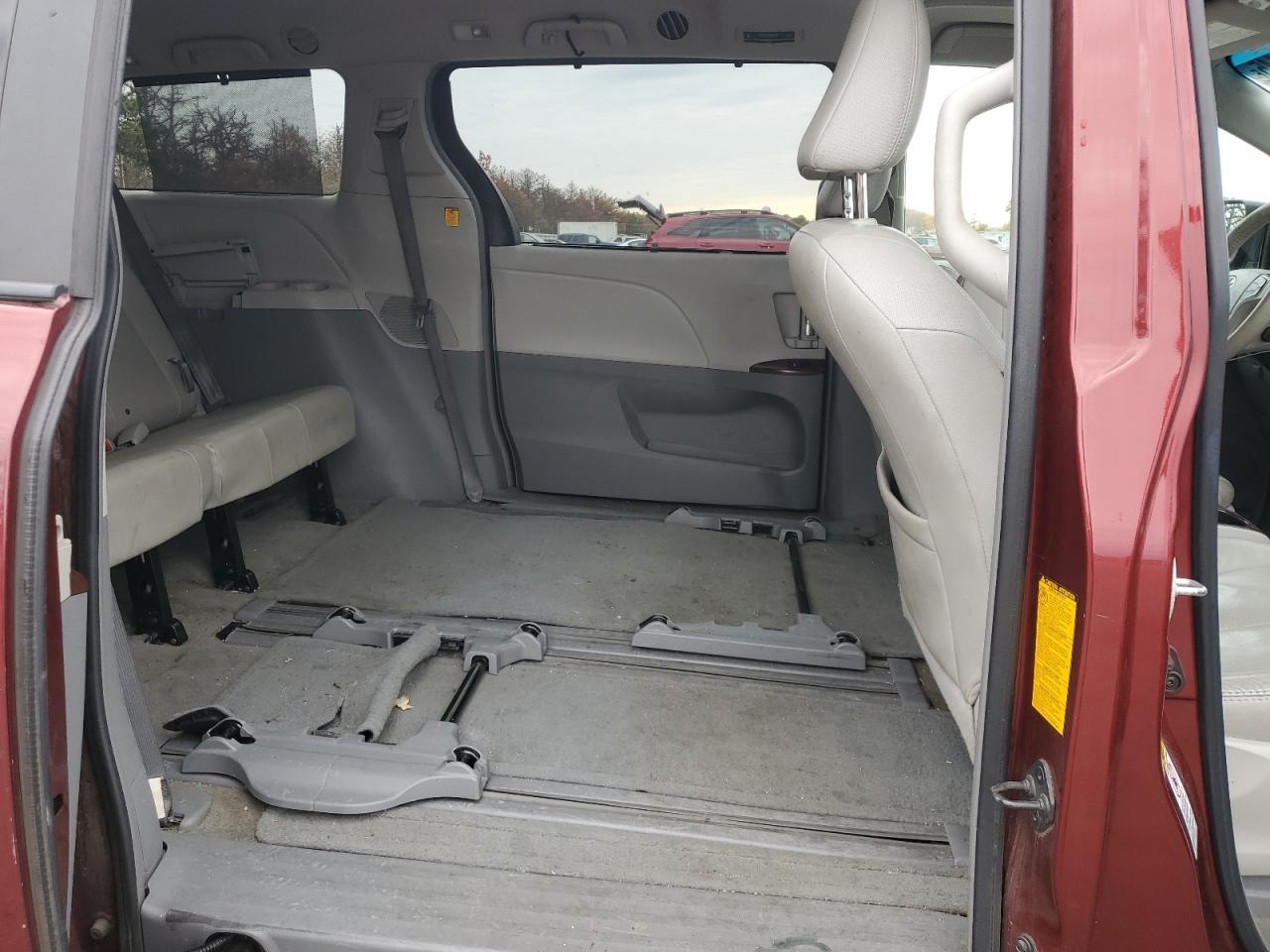 2011 TOYOTA SIENNA