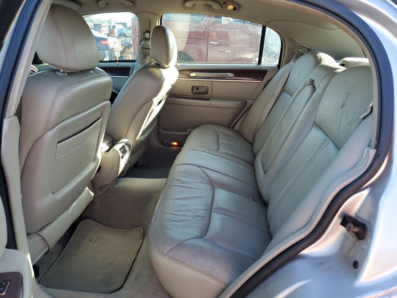 2004 LINCOLN Town Car